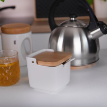 Cukiernica porcelanowa kwadratowa z pokrywką i łyżeczką RONNIE biała